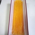 松屋菓子舗 - 氷砂糖を沸騰させて作った蜜の中に卵黄を細く流し入れて固め取り出して冷ましてから切り揃えたお菓子です