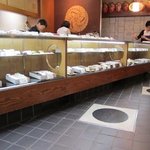 松屋菓子舗 - 本店には鶏卵素麺はもとより福岡の皆様に愛された和菓子が綺麗に並んで販売されてます。 