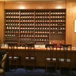 ホシヤマ珈琲店 - 沢山のカップのコレクションが並ぶカウンター席。
            左端のお花は、カサブランカ。