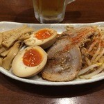 つけ麺や 辰盛 - つまみ４点盛り このボリュームは嬉しい