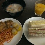 Plaza Premium Lounge - 深夜でも軽食は充実しています。
