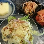 Sumibiyakiniku Yuuta - セットのサラダ・カクテキと豆モヤシ・デザート。