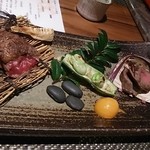 江戸肉割烹　ささや - 炉端、左大沼牛、右鹿肉
      
