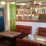 Book Cafe Godou - 本は隣の部屋などにも多数