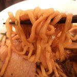 野菜が美味しい鶏豚ラーメン まる重 - 太麺との絡みが最高です