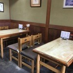 福栄食堂 - ちょいと狭いけど落ち着くテーブル席