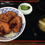 ソースカツ丼 たざわ - ソースカツ丼には香の物、味噌汁つき