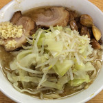 ラーメン二郎 - ラーメン 700円　麺半分・ヤサイ少なめ・ニンニク・漬けニンニクをオン