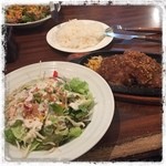 ステーキのくいしんぼ - くいしんぼうステーキ
シャリアピンソース
クリスピーサラダ