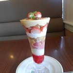 苺のブリュレパフェ777円（税込）
