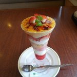 苺のブリュレパフェ777円（税込）