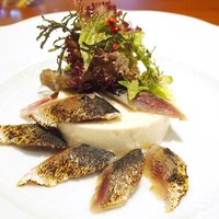 レグリエ - ランチコース 3500円 の新玉ネギのムース、イワシのマリネ 茨城の有機野菜添え
