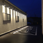 麺屋 八感 - お店の横。奥が駐車場。