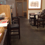 麺屋 八感 - テーブル席。