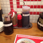 麺屋 八感 - 卓上の調味料。