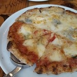 ピッツェリア パーレンテッシ - マルゲリータ＆チーズピッツァ