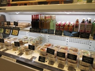 マクロビオティックライトフード惠葉乃杜 - 店頭には自然農の野菜やナチュラルフードを使ったお弁当、ラップサンドやパスタ等がならんでました。
