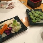 居酒屋　うさぎ - そら豆の塩ゆで   漬け物の盛り合わせ