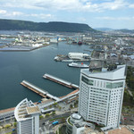 窓から見える高松港と屋島