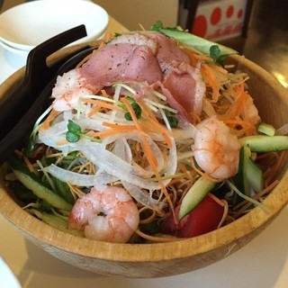 七彩キッチン - 長崎皿うどんのパリパリ麺サラダ

野菜とパリパリ麺をゴマドレで和えて頂きました！
ボリュームもありおいしかったです (*´ڡ`●)
