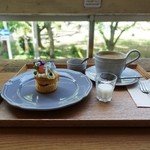 ソビノワ - 苺の春ケーキ、カフェオレ