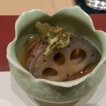 季節料理 成 - 蓮根とハンバーグに、新茶の葉天ぷらを乗せて