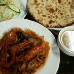 ディル レストラン - エビカラマサラ＆ロティ
      右奥に辛増し用グリーンチリソース