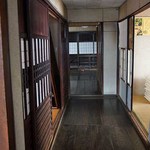 あぶい旅館 - 壁や天井はクロスになったりボード貼りになったした廊下＆部屋