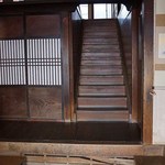 あぶい旅館 - 玄関2階に上がる階段の梁は頭を打たないよう削ってありました