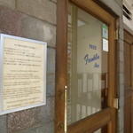 フランクリン・アベニュー - 入り口ドア横にも注意書き