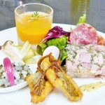 ビストロ ラ ブリーズ - （ランチ・前菜の盛り合わせ）カマスのエスカベージュ、丸イカととんぶりのタルタル、ハムとパセリのゼリー寄せ、イベリコのサラミ、リンゴとレモングラスのジュレを載せた人参のムース、自家製ピクルス