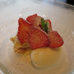 クラリタ ダ マリッティマ - 湘南いちごのティラミス ミルクのジェラート添え