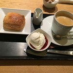 サントリー美術館 shop×cafe - おからのスコーンとお茶のセット(確か710円くらい)