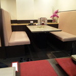 京城園 - テーブル席