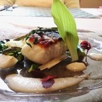 チンギアーレ - メイン①ハーブの香りの鰆のロースト　山菜のソテー　根セロリソース