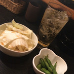 Yakitori Taikou - ハイボール 400円、お通し、キャベツ、枝豆