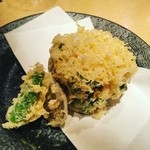 手打蕎麦 ごとう - 絶対たのんでしまうかき揚げ(季節によって具材が変わる)