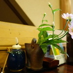 魚栄 - 各テーブルに色々な野草や花が活けられています。