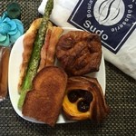 ブーランジェリー スドウ - 2016.4.30
      アスパラガスのフォカッチャ 450円
      クイニーアマン 290円
      ダークチェリーのスリーズ 280円
      フォカッチャラスク 170円
      北海道ミルクパン 100円
      (すべて 税抜き)