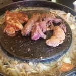 Hokkaidoushiki Jingisukan Jinjin - 味付けした鶏、ラム、豚すべてが食べ放題。