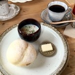 カフェ カウリ - ○白パンモーニング
            行ってみたかったカフェで白パンのモーニング
            自家製の白パンがとっても美味しかった♪