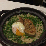 酒場わたなべ - これがお目当て！フォアグラと温泉卵の土鍋ご飯。2人前から