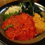 仙台や - 三陸いくらがたっぷり乗った、　「イクラ丼」幻の若布・　　　　　　　　雲丹の魚醤漬けもついて１２００円