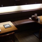 七志 とんこつ編 - 2名様用テーブル席を計7卓ご用意。快適な片側ソファーのお席もございます♪