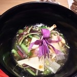 神保町 傳 - （2016/4  訪問）長谷川さんが「美味しくないけど春の風味を」と言って出したお椀（のびる、行者にんにく、蕨、高麗人参などなど）。美味しくないとか言っちゃうトコロがこのお店の良さよね♡
      