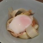 神保町 傳 - （2016/4  訪問）ホワイトアスパラの温玉うどん風。ホワイトアスパラのシャッキリ食感と温玉のコク、お出汁の風味がウマイー♪