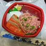 一福 丼丸 - 「どんまる丼 (500円)」は、サーモン、イカ、ネギトロ、マグロがてんこ盛りの海鮮丼