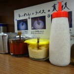 「横浜家系 侍 渋谷店」卓上の調味料類