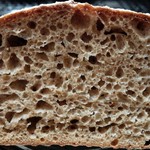 ブーランジェリー miki - 国産石臼挽き全粒粉100％の高加水パン(断面)