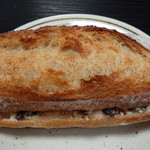 ブーランジェリー miki - ラムレーズンのクリームサンド(216円)